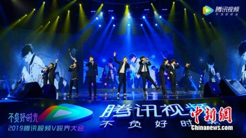 《明日之子》第二季九大厂牌同唱《明日等你》为大会拉开序幕 《明日之子》第二季九大厂牌同唱《明日等你》为大会拉开序幕